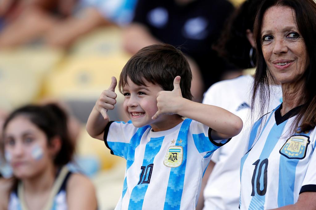 Los hinchas argentinos llegaron este viernes el Maracaná para apoyar la Albiceleste en su partido con Venezuela por la Copa América. (ARCHIVO)