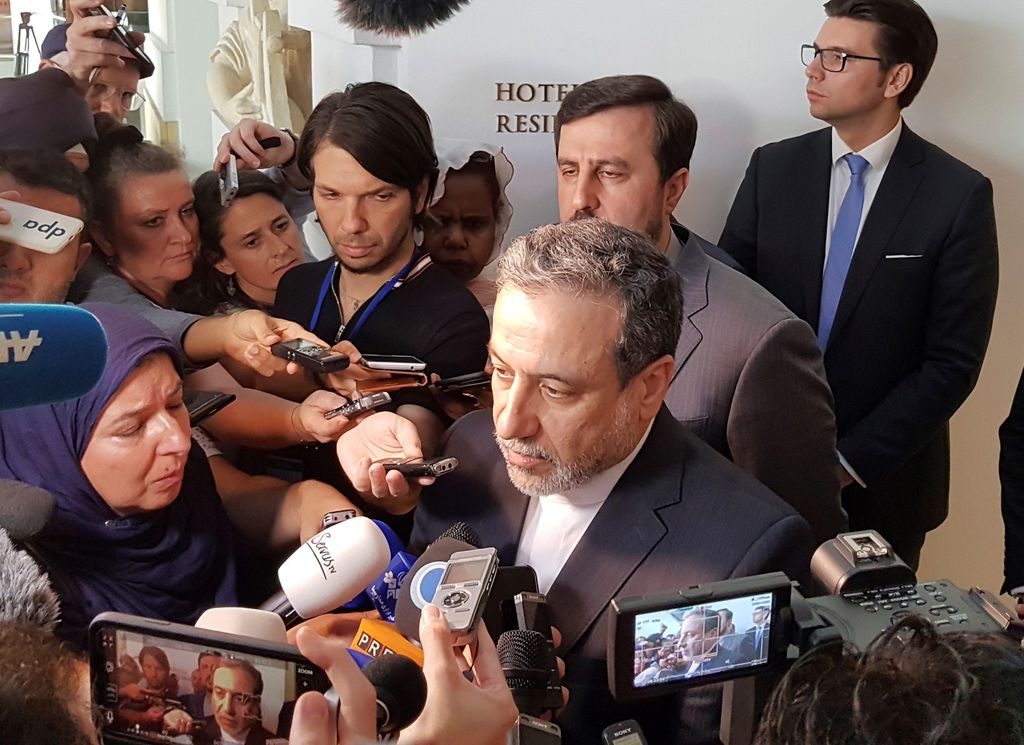 El viceministro de Exteriores iraní, Abas Araqchi, durante declaraciones a los medios al término de la reunión de este viernes en Viena con representantes de varios Gobiernos.