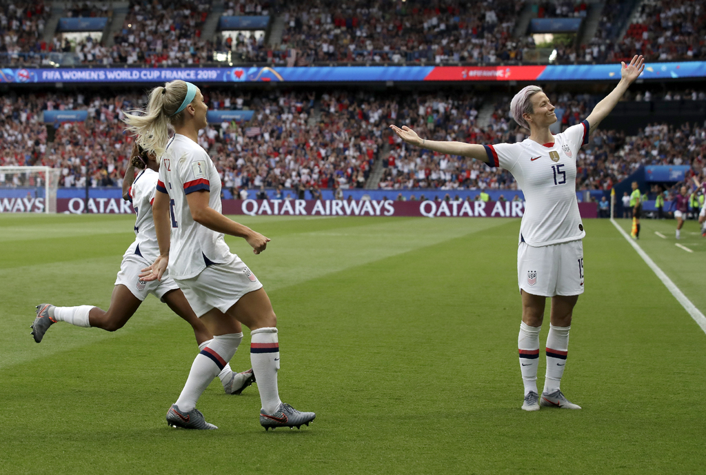 Megan Rapinoe (d) celebra tras anotar el primer tanto en la victoria de Estados Unidos 2-1 sobre Francia.