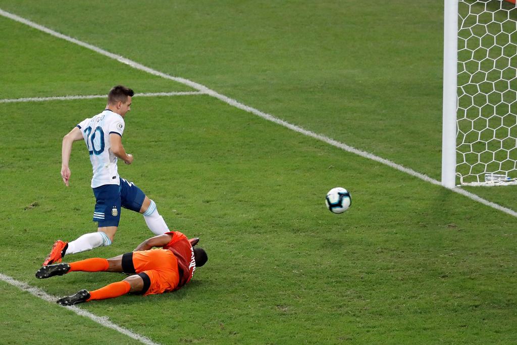 Giovani Lo Celso marca el segundo gol de Argentina tras un error del portero Wuilker Faríñez.