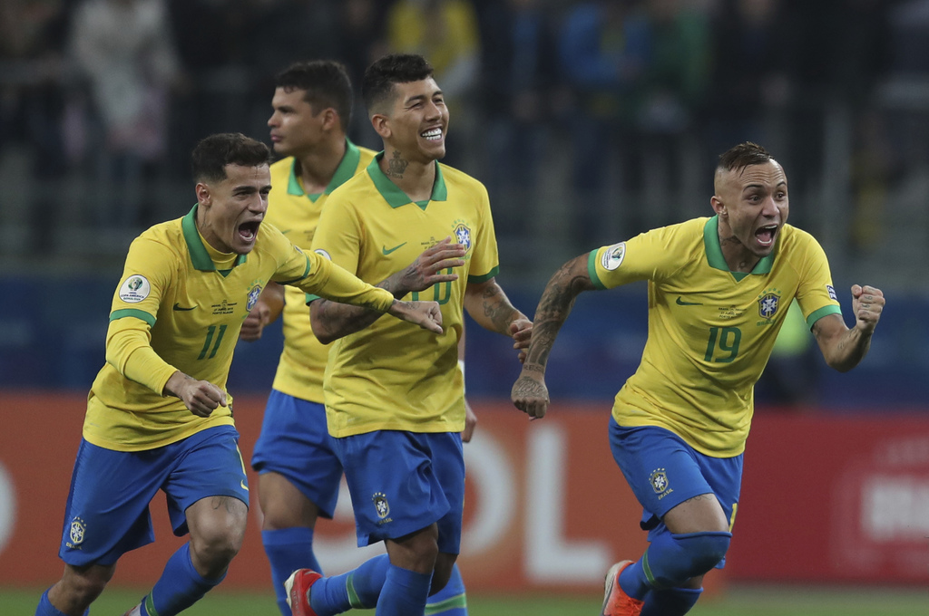 Jugadores de Brasil celebran tras eliminar en penales a Paraguay.