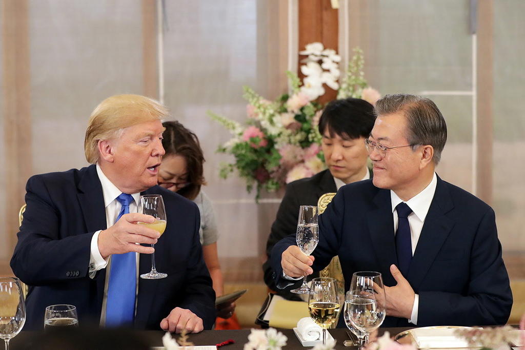 'Vamos a trabajar con China desde donde nos habíamos quedado, para ver si podemos llegar a un acuerdo', dijo Trump en una conferencia de prensa al término de la cumbre en Osaka. (EFE)
