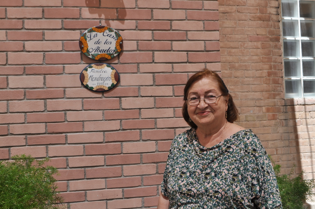 Yolanda Marrero, cuñada de Magdalena, muestra un aspecto de la vivienda en la que creció la escritora, que antes fue el Sanatorio Mondragón.