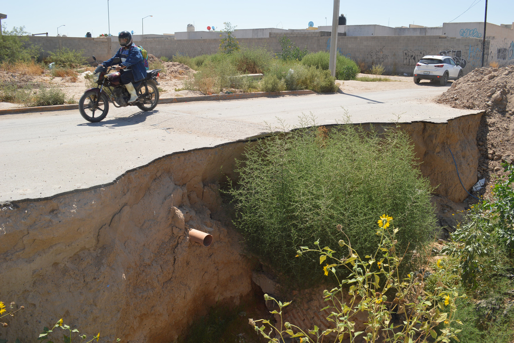 El hundimiento tiene varios metros de profundidad y ocupa la tercera parte de la carretera en ejido Rancho Alegre de Torreón.En Rancho Alegre la gente no está contenta. Tienen mucho tiempo esperando que Simas Rural repare el socavón que se ocasionó. (DIANA GONZÁLEZ)