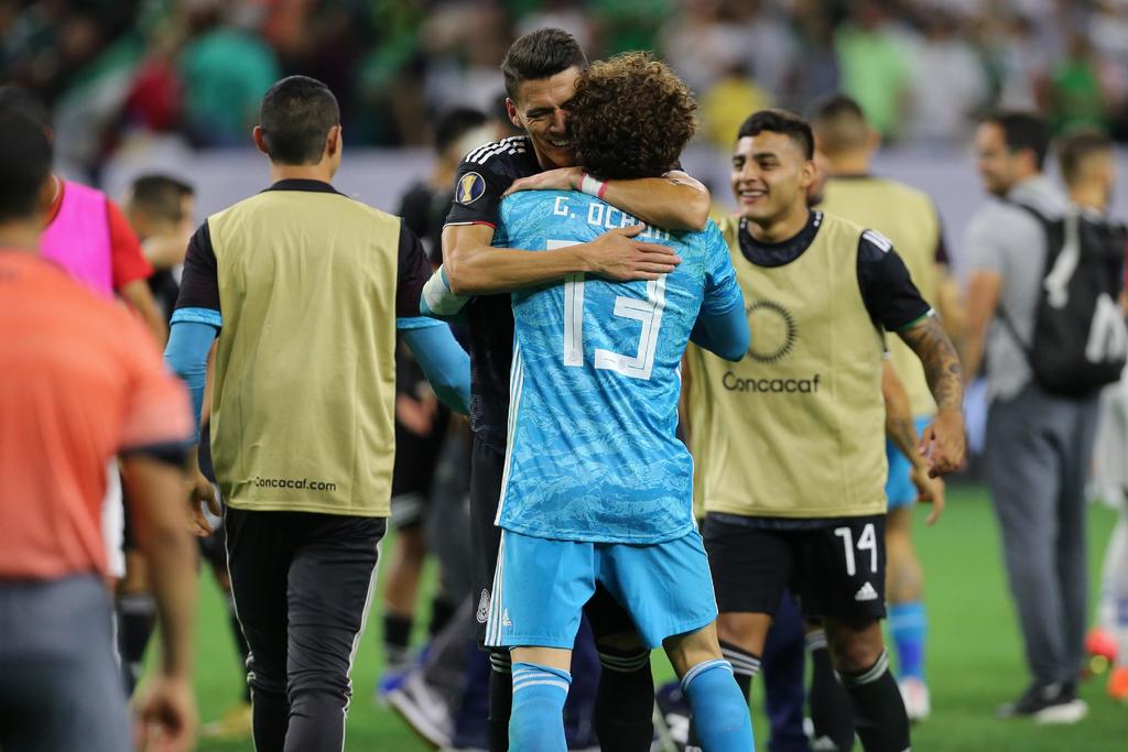 El defensa Héctor Moreno celebra con Guillermo Ochoa, quien fue el 'héroe' de la Selección al detener el último penal. (EFE)
