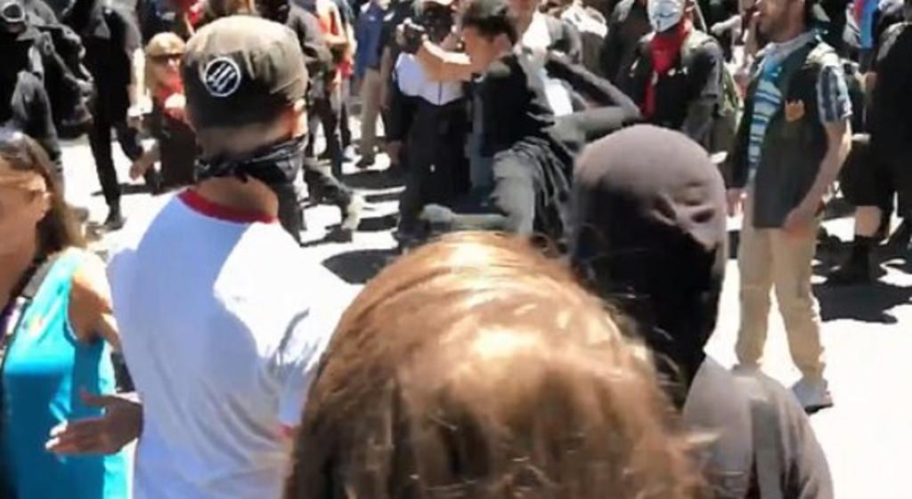 Reportero escritor es golpeado durante una protesta antifascista