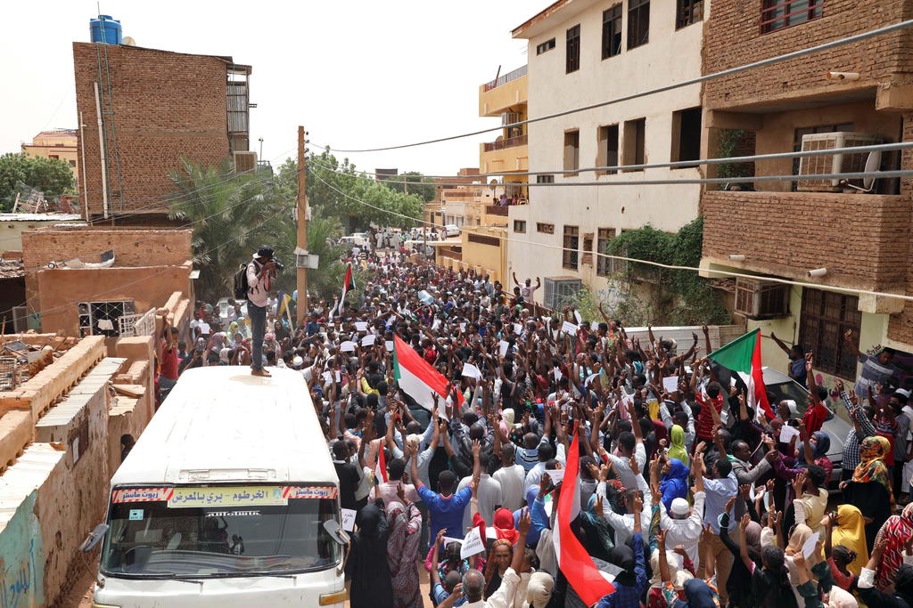 La oposición sudanesa ha echado hoy un nuevo pulso a la junta militar que lidera el país con multitudinarias marchas en las calles de la capital y otras ciudades para exigir el traspaso del poder a una autoridad civil, casi tres meses después del derrocamiento del presidente Omar al Bashir. (EFE)