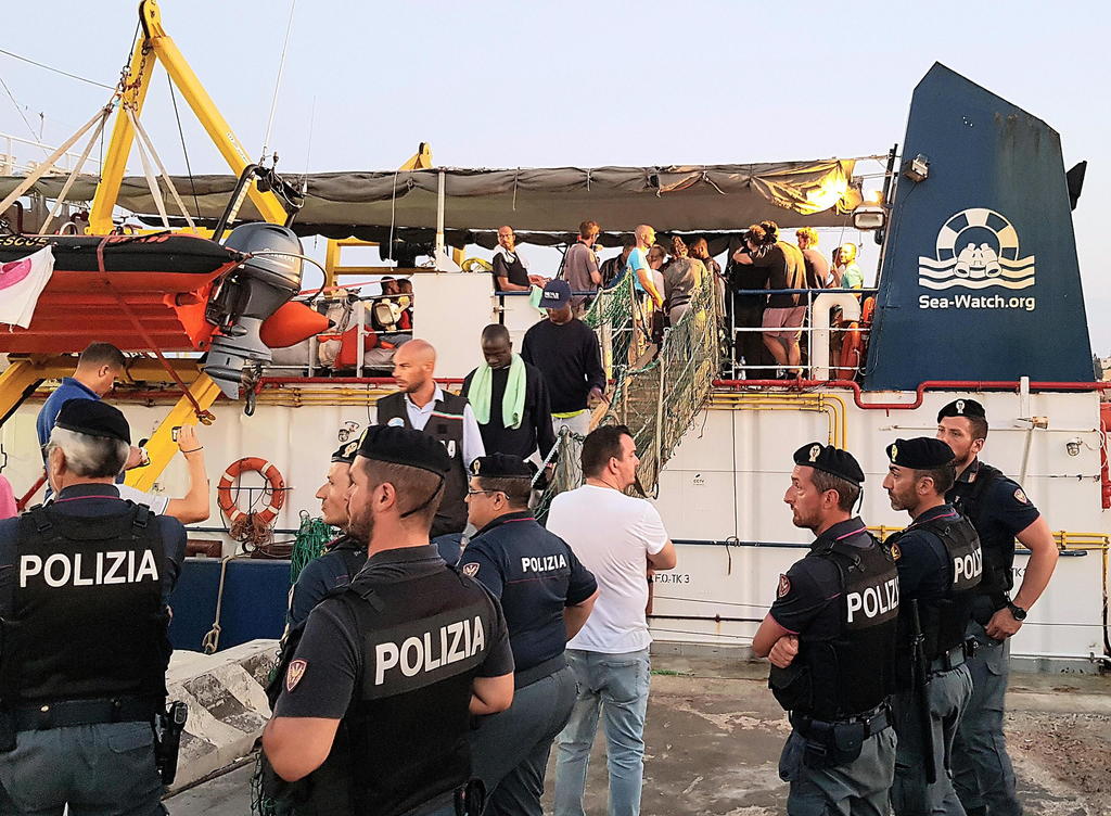 El Gobierno francés instó este domingo al Ejecutivo italiano a respetar las normas de derecho marítimo sobre salvamento en alta mar y denunció la 'estrategia de histeria' del ministro italiano del Interior, el ultraderechista Matteo Salvini. (EFE)