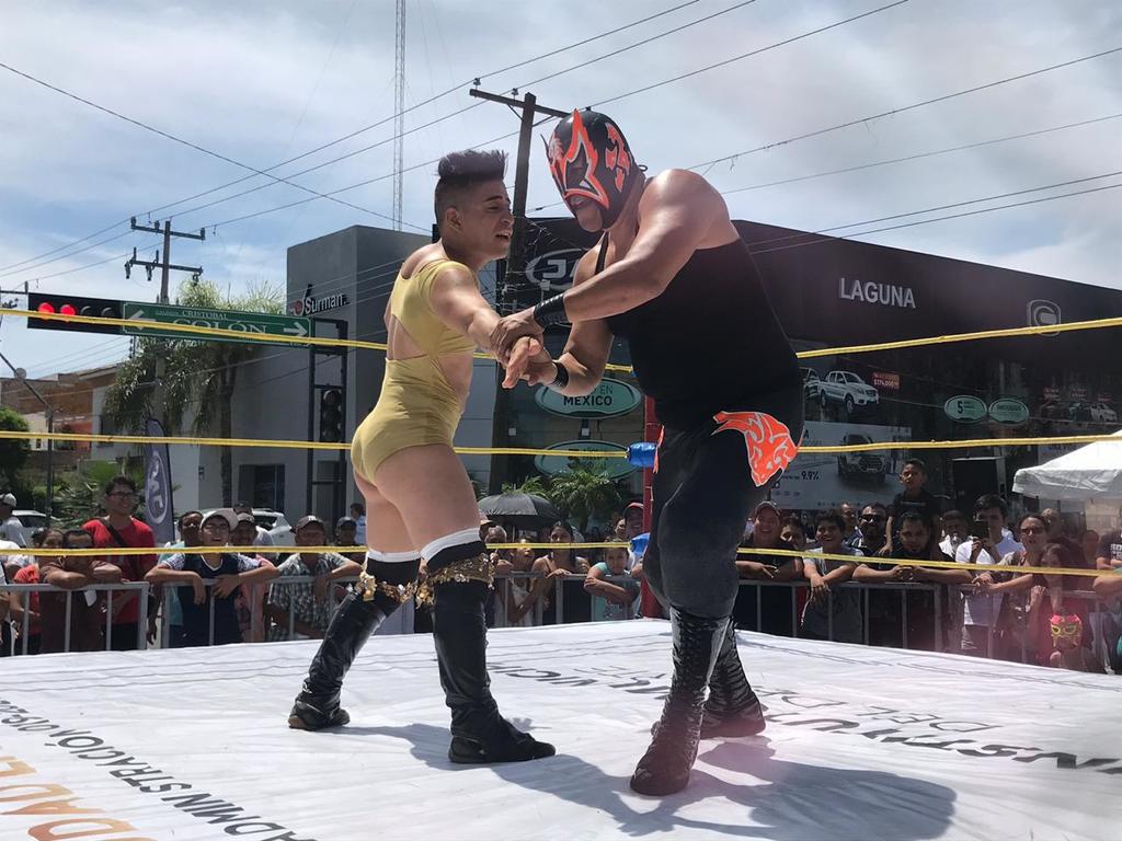 El Paseo Colón lució diferente este domingo, con la instalación de un ring para dar vida a las emociones de la lucha libre lagunera. (ESPECIAL)