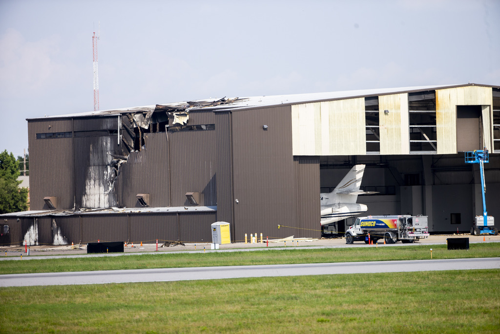Según la FAA, nadie se encontraba dentro del hangar cuando el aparato se estrelló contra él. (AP)