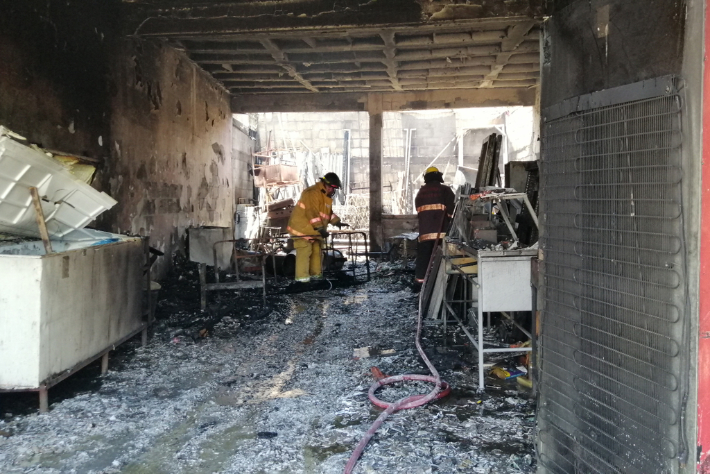 Se quema casa empleada como bodega, localizada en la colonia Ana de Torreón. No hay lesionados. (EL SIGLO DE TORREÓN)