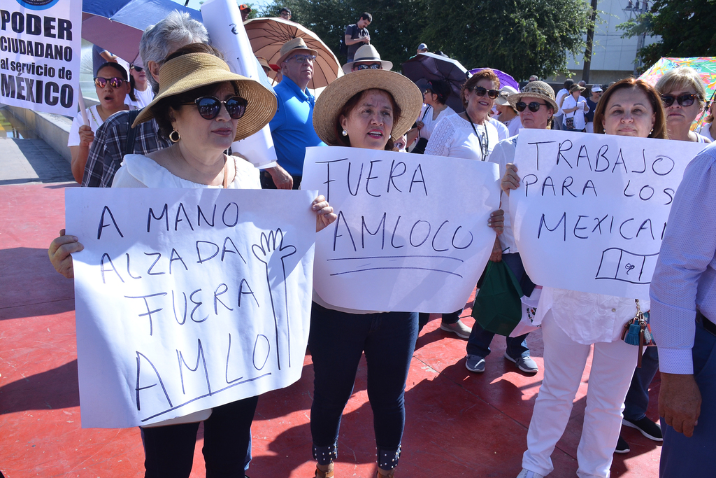 Alzando pancartas, los manifestantes se expresaron en contra de las acciones que ha emprendido el presidente de México. (FERNANDO COMPEÁN)
