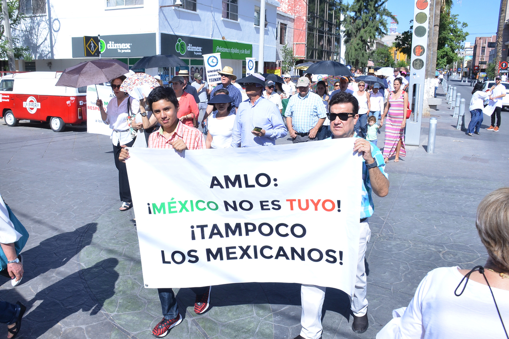 El contingente marchó por el Paseo Morelos y la calzada Colón, para terminar sobre la Plaza Mayor de Torreón. (FERNANDO COMPEÁN)