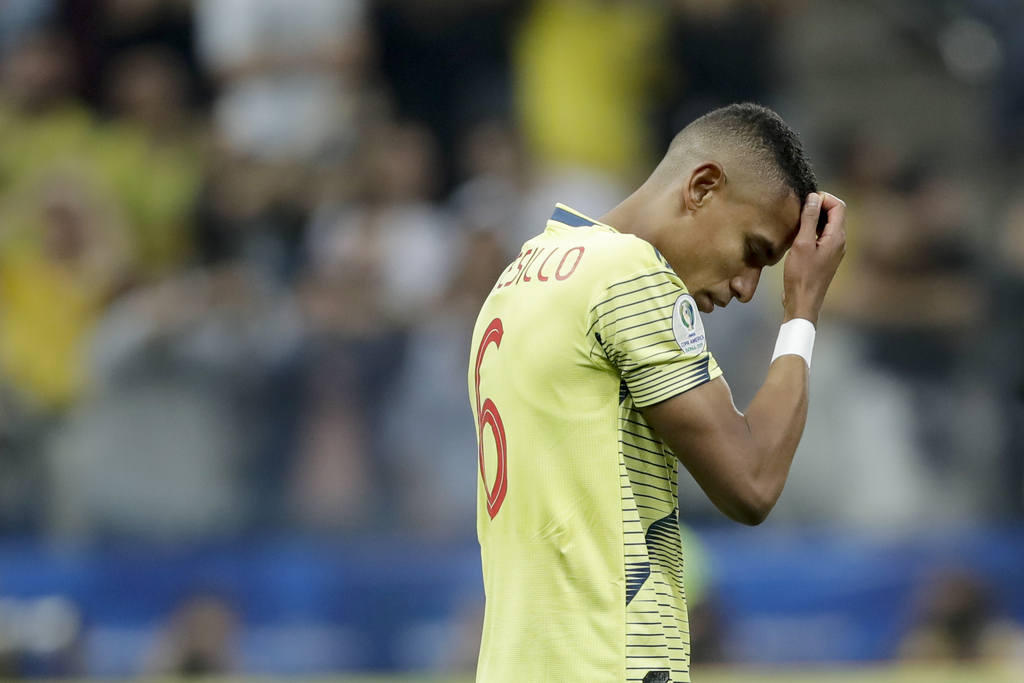 William Tesillo se lamenta luego de fallar un penal en la derrota de Colombia ante Chile en la Copa América. (AP)