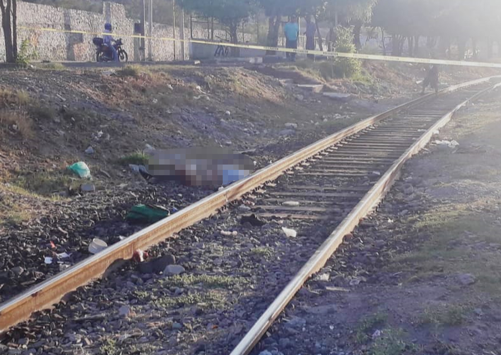 Familiares reclaman cuerpo de hombre localizado decapitado a la orilla de las vías del tren. (EL SIGLO DE TORREÓN)