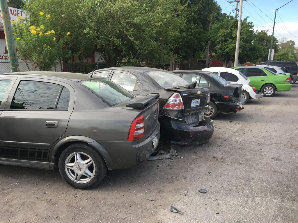 Se impactó contra varios autos estacionados. (EL SIGLO DE TORREÓN)