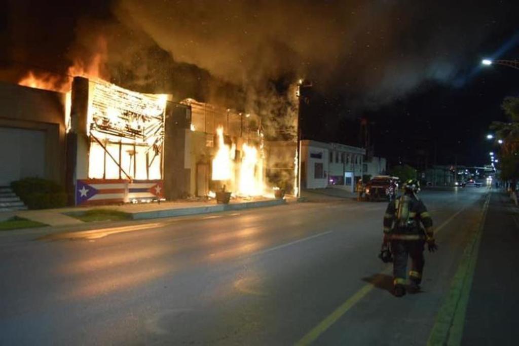 Personal de la FGE acudió a dos negocios en Monclova que fueron consumidos por el fuego. (EL SIGLO COAHUILA)