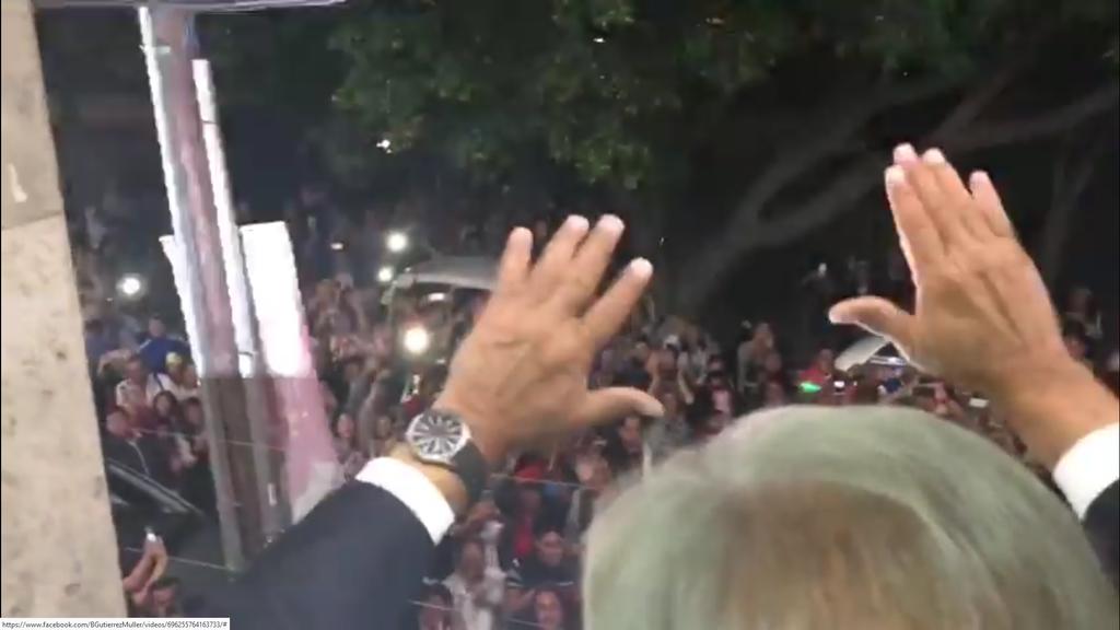Beatriz Gutiérrez Müeller, esposa del presidente Andrés Manuel López Obrador, difundió hoy en Facebook un video inédito del 1 de julio de 2018, en el que captó las reacciones de cientos de personas que se encontraban afuera de la casa de campaña del entonces candidato presidencial. (ESPECIAL)
