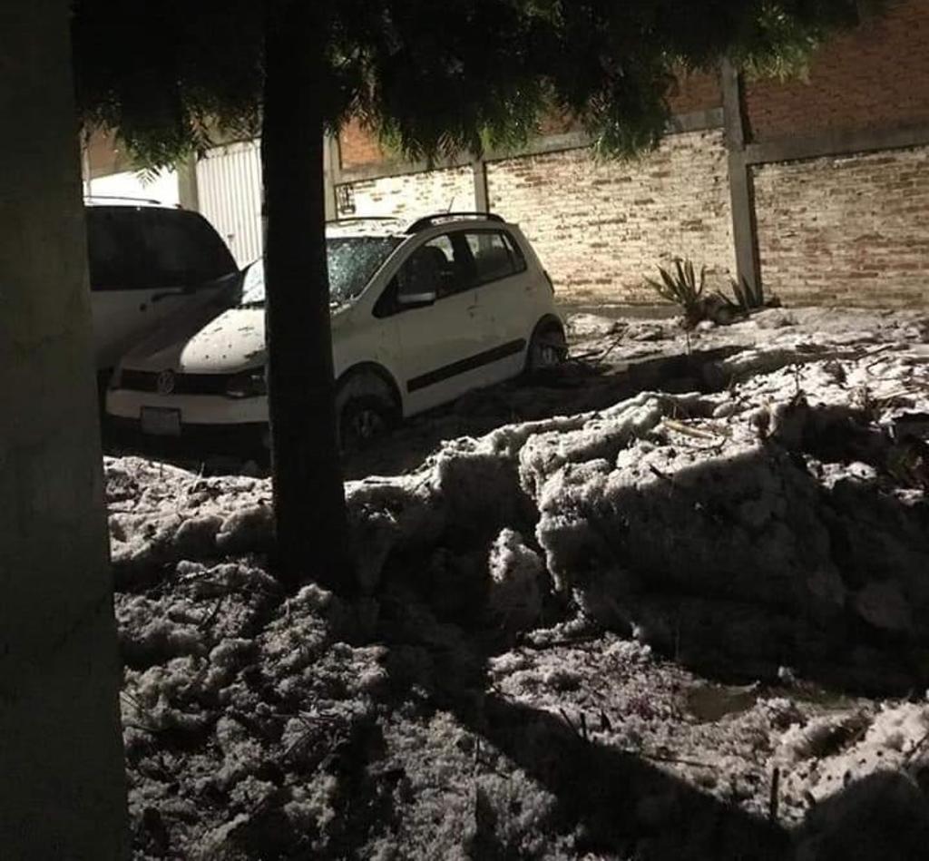 La madrugada de este lunes se registró una intensa lluvia acompañada de granizo en el municipio de San Miguel de Allende, la cual generó inundaciones en vialidades, acumulación de hielo, además de daños en vehículos, viviendas y comercios de varias colonias. (TWITTER/@Juan04446063)