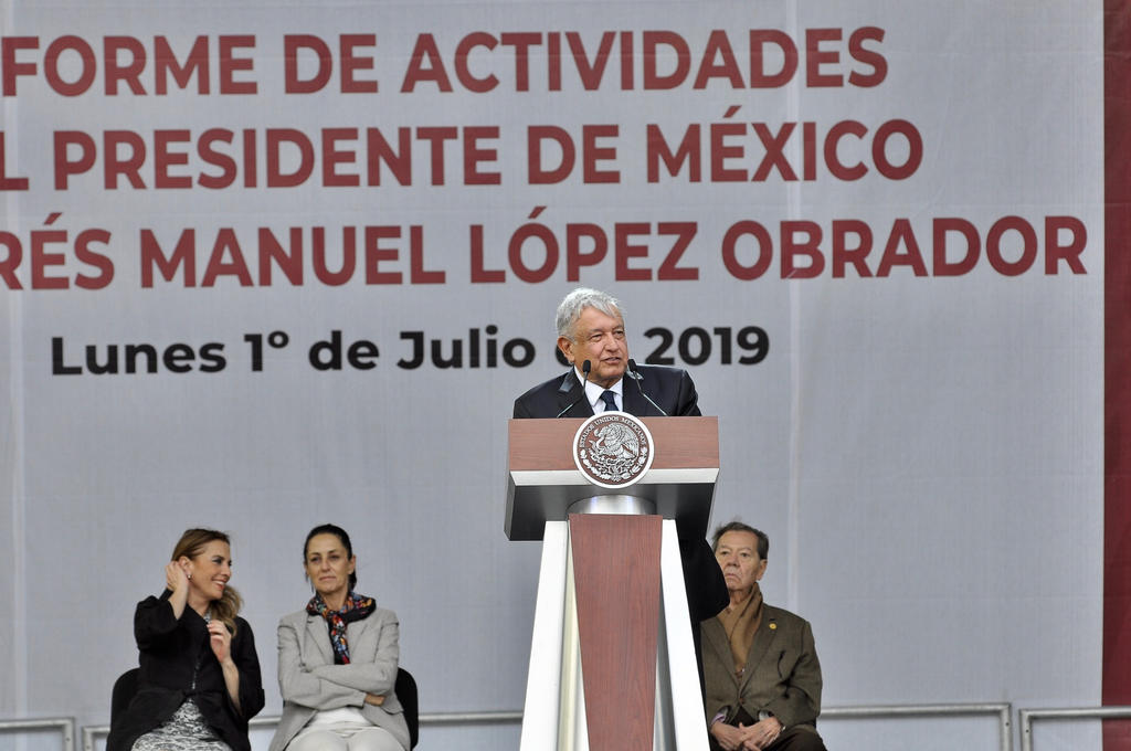 Desde el templete instalado en la Plaza de la Constitución, Andrés Manuel López Obrador resaltó el combate al robo de combustibles. (NOTIMEX)
