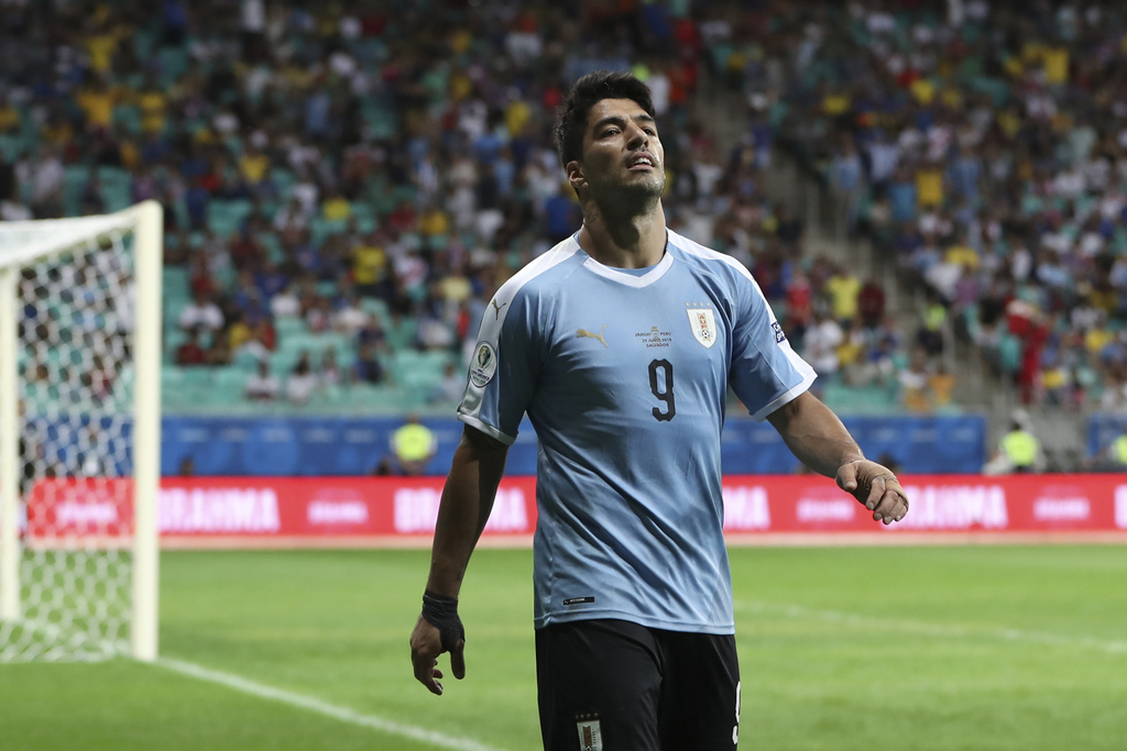 El atacante charrúa falló el primer tiro de la tanda de penales en los cuartos de final de la Copa América donde su selección quedó eliminada. (AP)