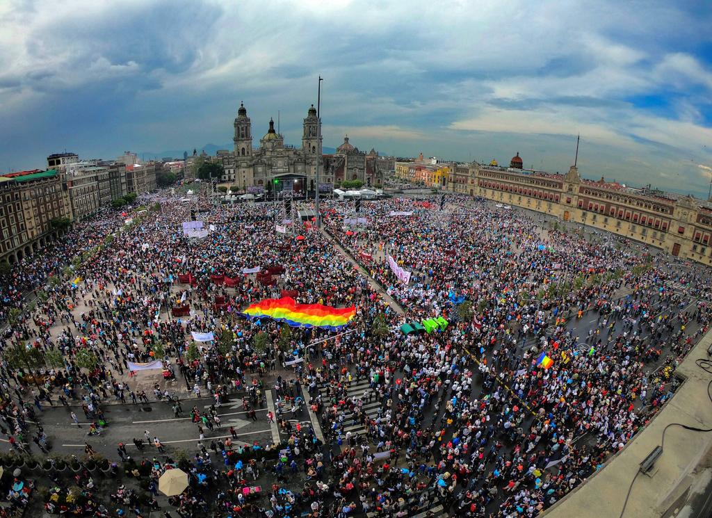 La plancha del Zócalo lució repleta de simpatizantes que celebraron el aniversario del triunfo electoral de López Obrador. (EFE)