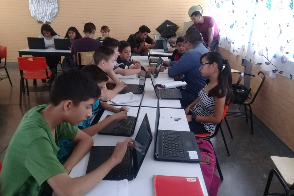 Entregan constancias a estudiantes del Centro de Idiomas de la Universidad Tecnológica de La Laguna de Durango.