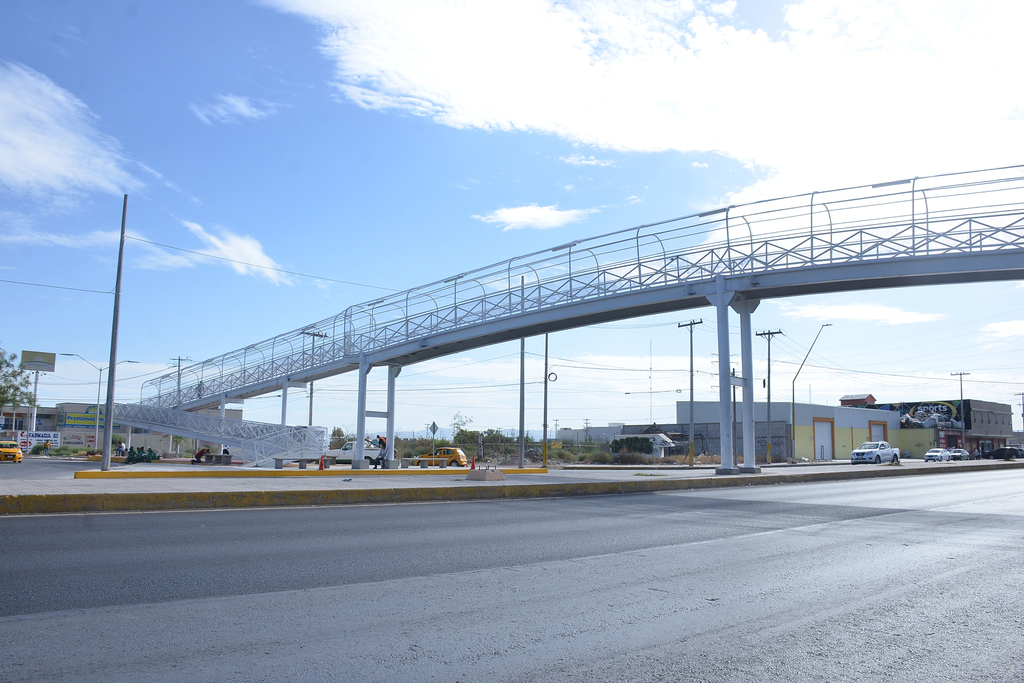 Ayer se inauguró el puente peatonal que se colocó frente a la Plaza Manto de la Virgen y el Hospital General de Torreón. (FERNANDO COMPEÁN)