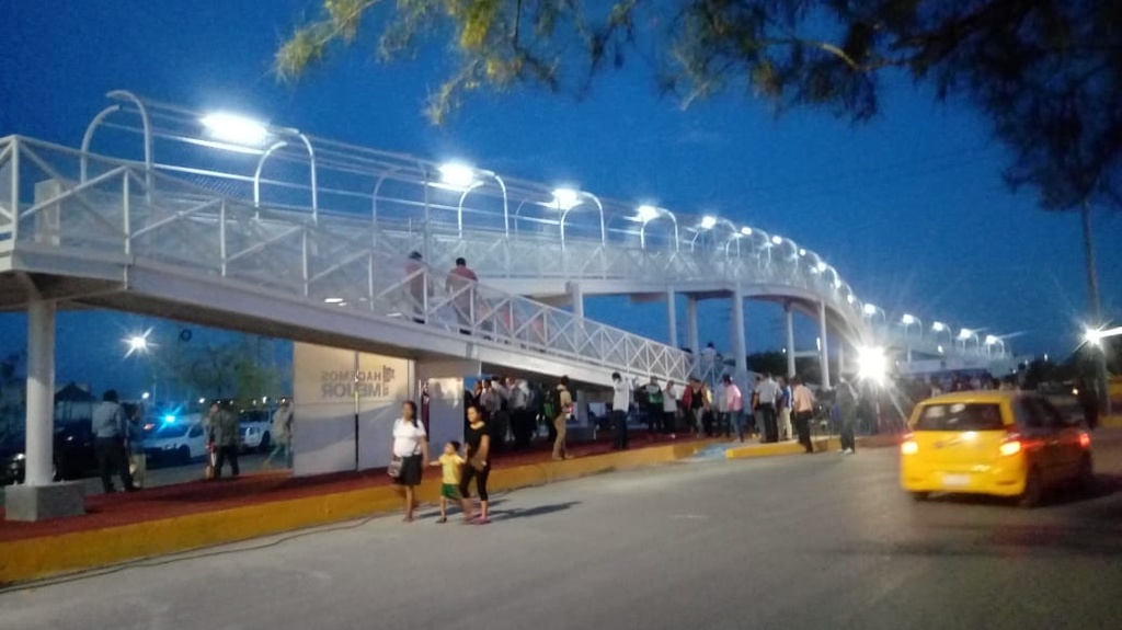 En la inauguración se encendió el alumbrado del nuevo puente peatonal ubicado sobre la carretera a Matamoros. (FERNANDO COMPEÁN)