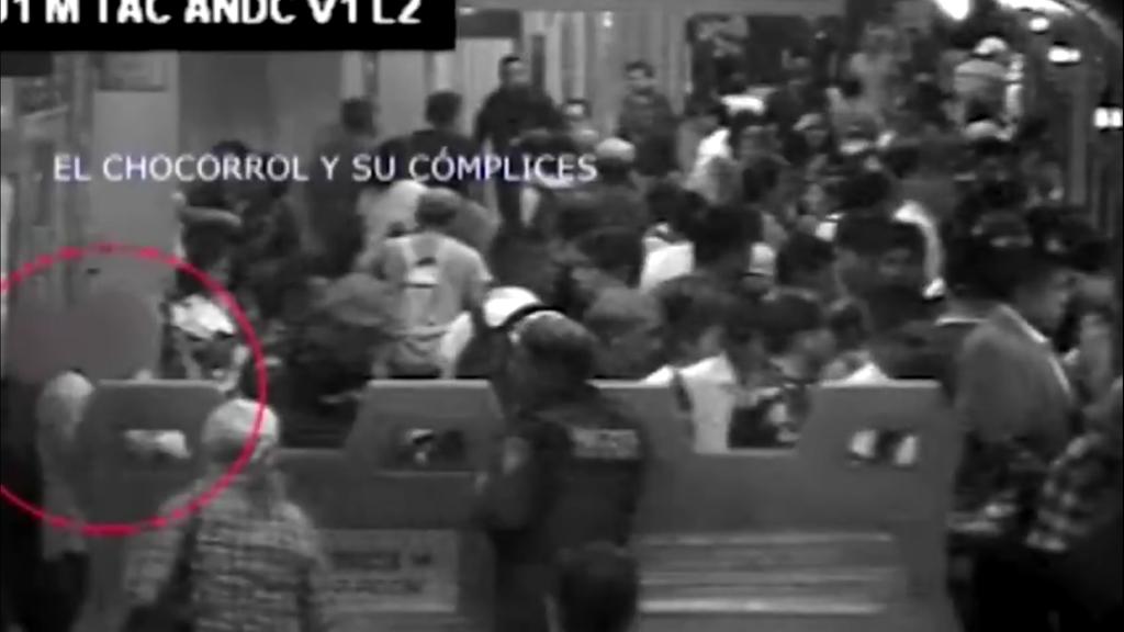 Una banda dedicada al robo de carteras dentro del Sistema de Transporte Colectivo Metro fue identificada por medio de las cámaras de videovigilancia y su líder fue detenido en la estación Tacuba de la Línea 2. (ESPECIAL)