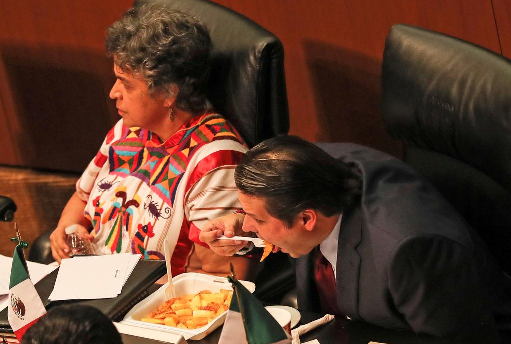 La reserva del senador Zamora no se pudo atender porque no se presentó en tiempo y forma. En la imagen con la senadora Beatriz Paredes. (ARCHIVO)