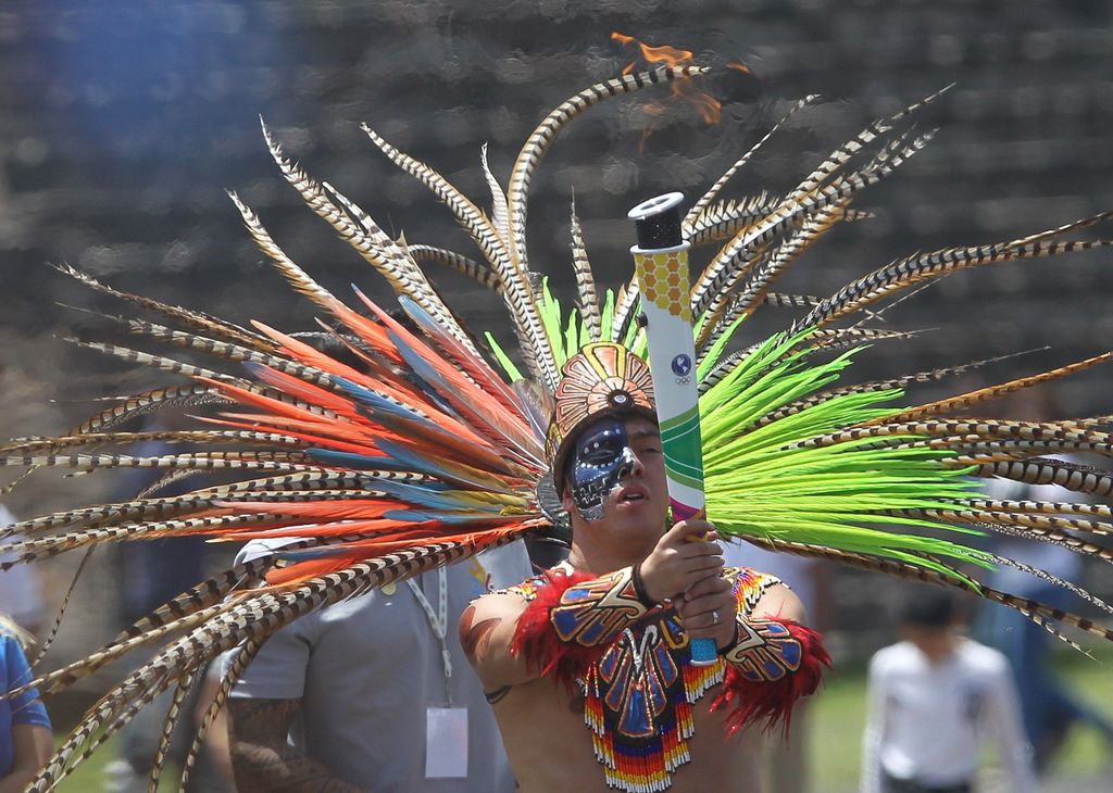 Danzantes de la cultura prehispánica participan este martes en el encendido del Fuego Nuevo. (EFE)