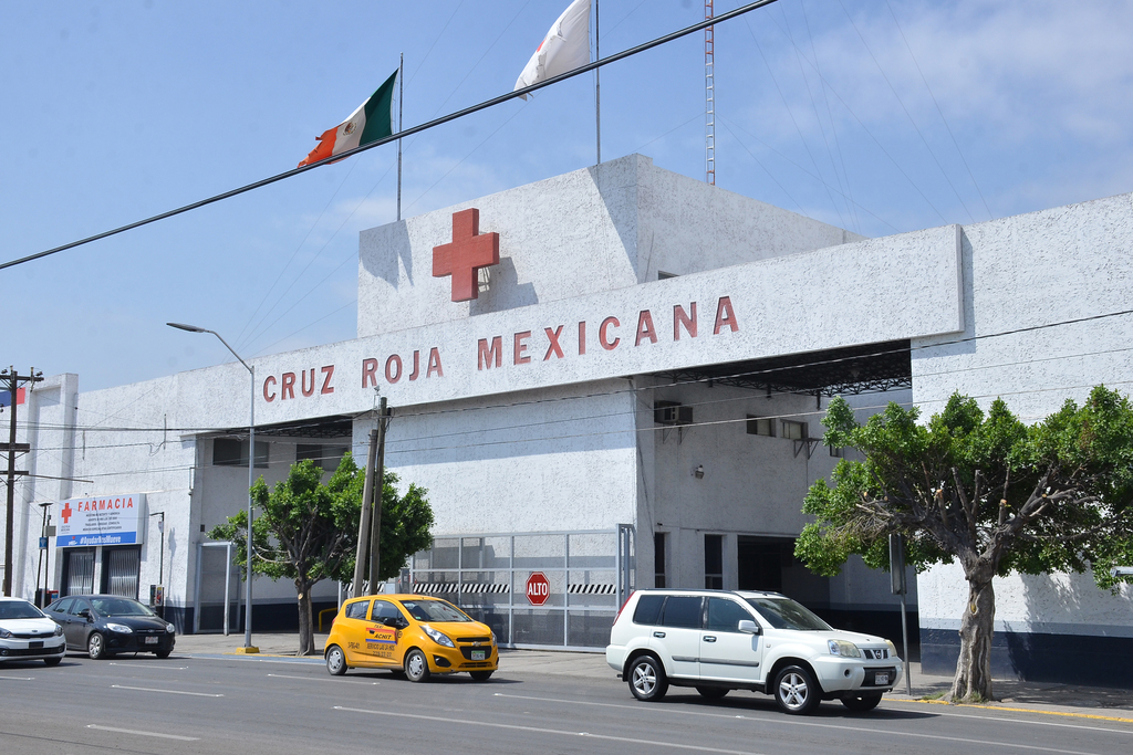 Los paramédicos de Cruz Roja, proporcionaron los primeros auxilios a los lesionados. (EL SIGLO DE TORREÓN)