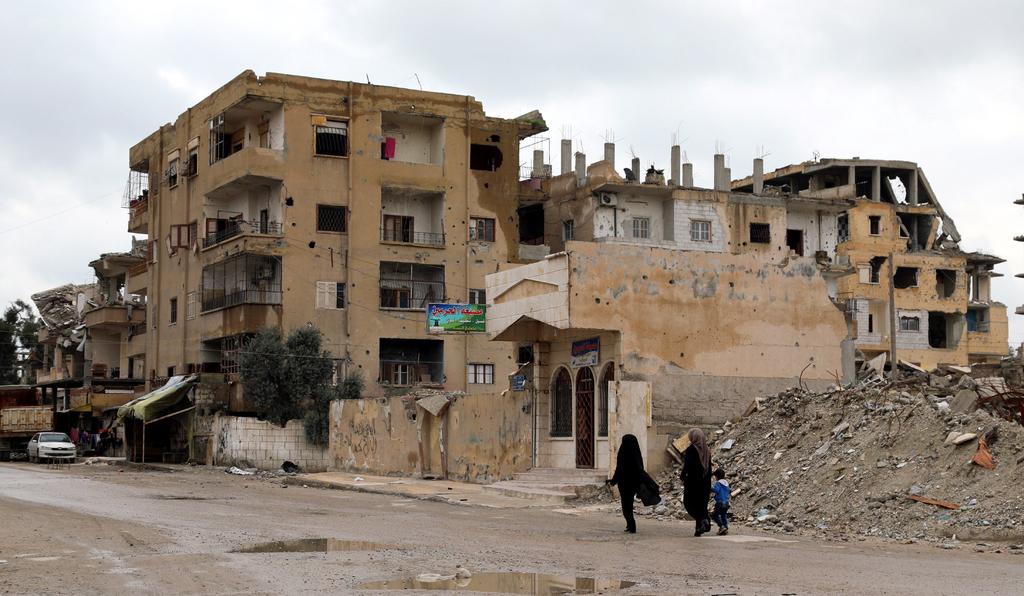 Los equipos de rescate han recuperado en las últimas 48 horas cerca de 200 cadáveres de una fosa común hallada en la ciudad siria de Al Raqa, la antigua capital de facto del grupo yihadista Estado Islámico (EI) en el país, informaron hoy diversas fuentes. (ARCHIVO)