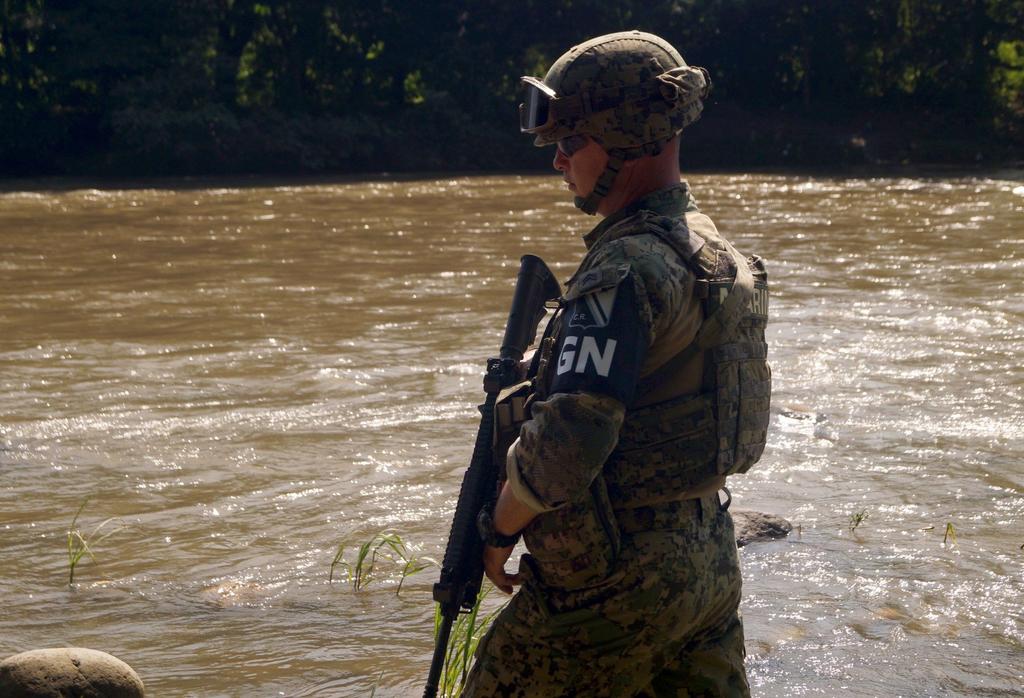 La Guardia Nacional (GN) fue desplegada esta mañana en la ribera del Suchiate para frenar el cruce de migrantes irregulares, que buscan llegar a la frontera con Estados Unidos. (ARCHIVO)