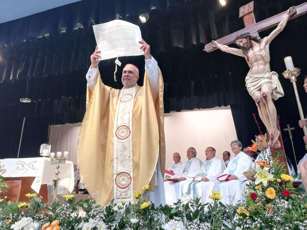 En presencia de más de 3 mil personas, monseñor Jorge Estrada Solórzano toma posesión de la Diócesis de Gómez Palacio; es el tercer obispo en su historia. (EL SIGLO DE TORREÓN)