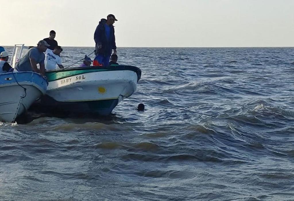 En el bote, al parecer pesquero, viajaban 56 personas, que zarparon el pasado lunes desde Puerto Lempira, departamento de Gracias a Dios,