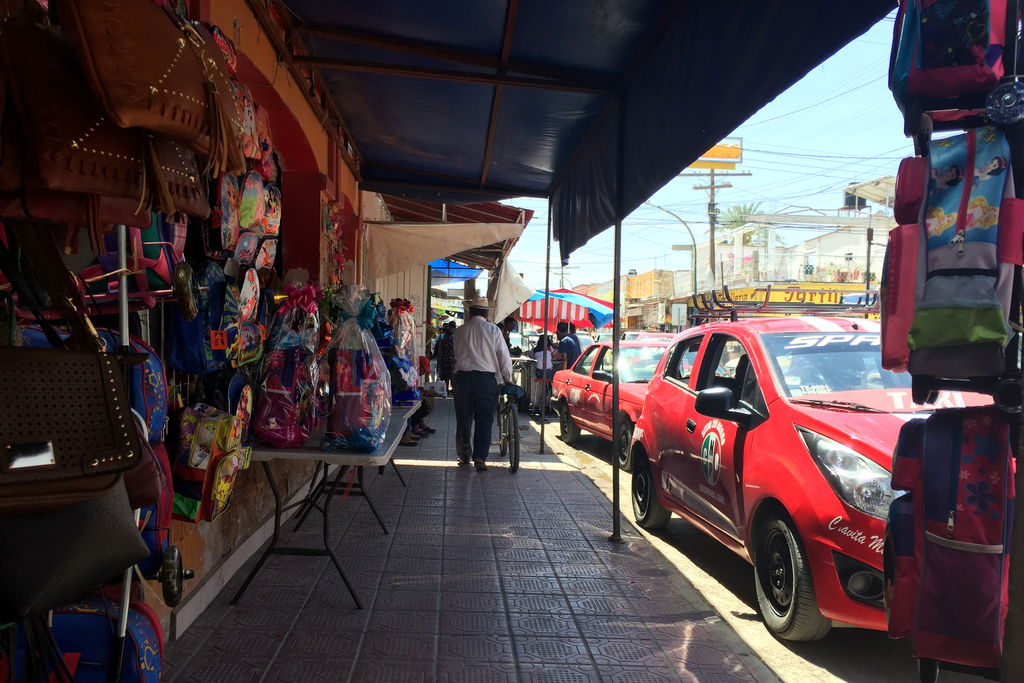 Denuncian miembros de la Canaco Matamoros incremento de comerciantes ambulantes. (EL SIGLO DE TORREÓN/GUADALUPE MIRANDA)