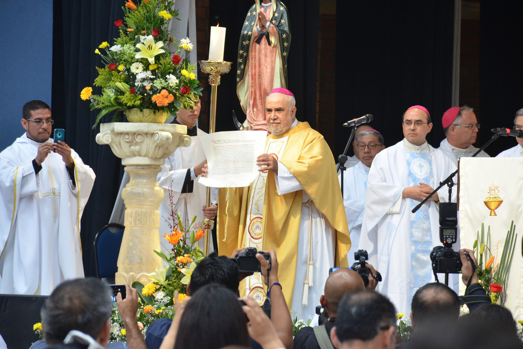 Estrada mostró la carta escrita en latín y firmada por el Papa Francisco donde se reconoce su trayectoria. (EL SIGLO DE TORREÓN)
