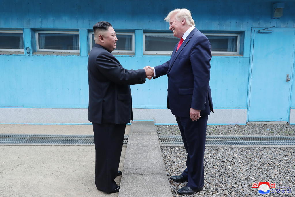 El líder norcoreano, Kim Jong-un, y el presidente de Estados Unidos, Donald Trump, reanudarán diálogos para la desnuclearización de Corea del Norte. (ARCHIVO)