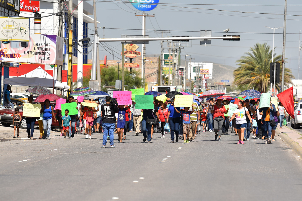 Con pancartas en manos, los manifestantes marcharon por la avenida Juárez de Torreón hasta llegar a las oficinas de Infonavit. (ERNESTO RAMÍREZ)