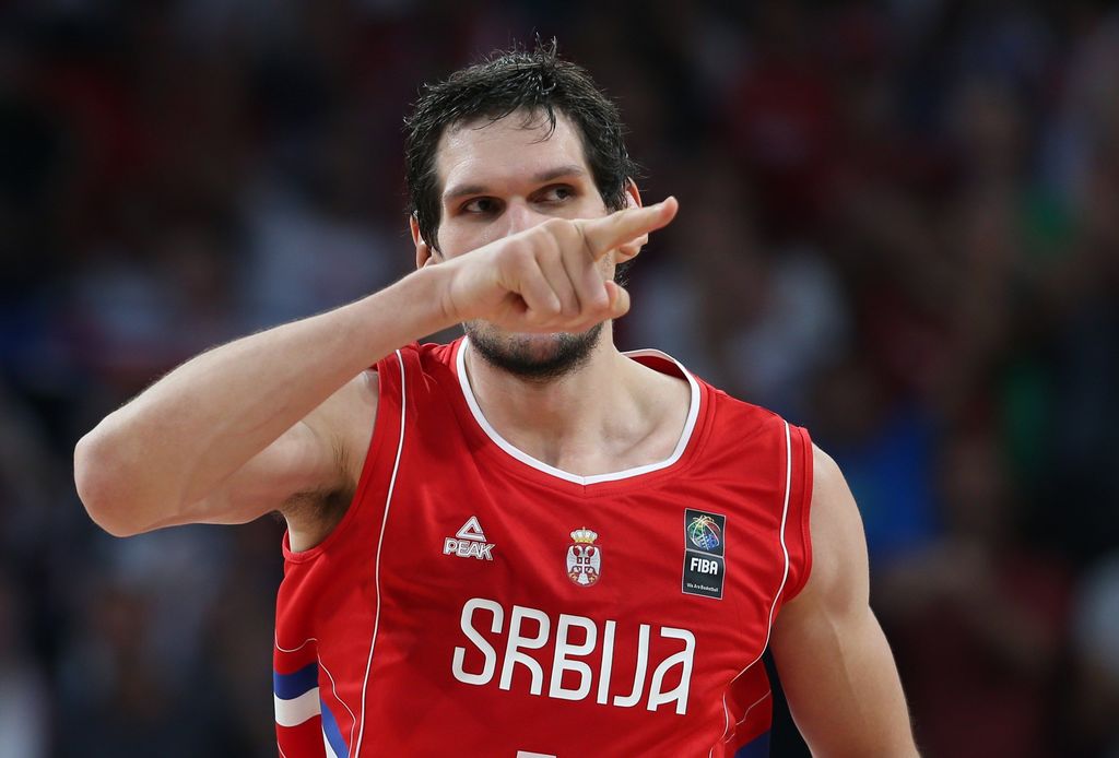 Los Mavericks de Dallas serán el quinto equipo de Boban Marjanovic en la NBA, el serbio debutó en 2015 con Spurs de San Antonio. (ARCHIVO)
