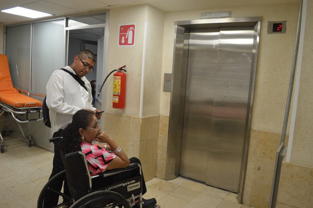 Hay personas en sillas de ruedas que no caben y tienen que esperar para poder subir en el elevador. (DIANA GONZÁLEZ)