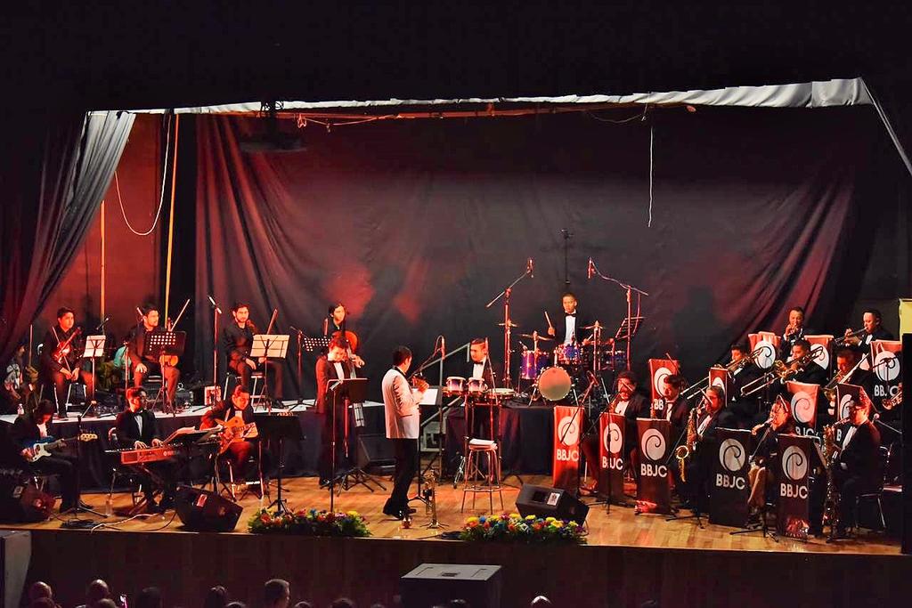 Orquesta. Entre éxitos dorados del jazz, ritmos de swing y sueños musicales, la Big Band Jazz Coahuila (BBJC) tuvo anoche su primer concierto en el auditorio de la Facultad de Medicina de la UA de C. (EL SIGLO DE TORREÓN / Ernesto Ramírez)