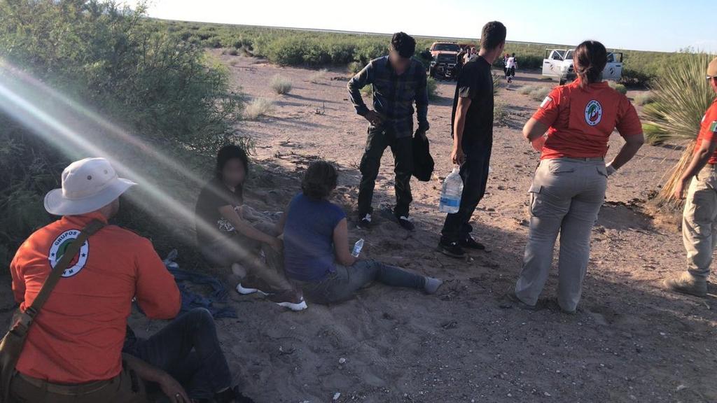 Elementos del Grupo Beta Juárez rescataron a 18 personas migrantes de varias nacionalidades durante labores de búsqueda en el desierto de Santa Teresa, en Chihuahua, informó el Instituto Nacional de Migración. (TWITTER)
