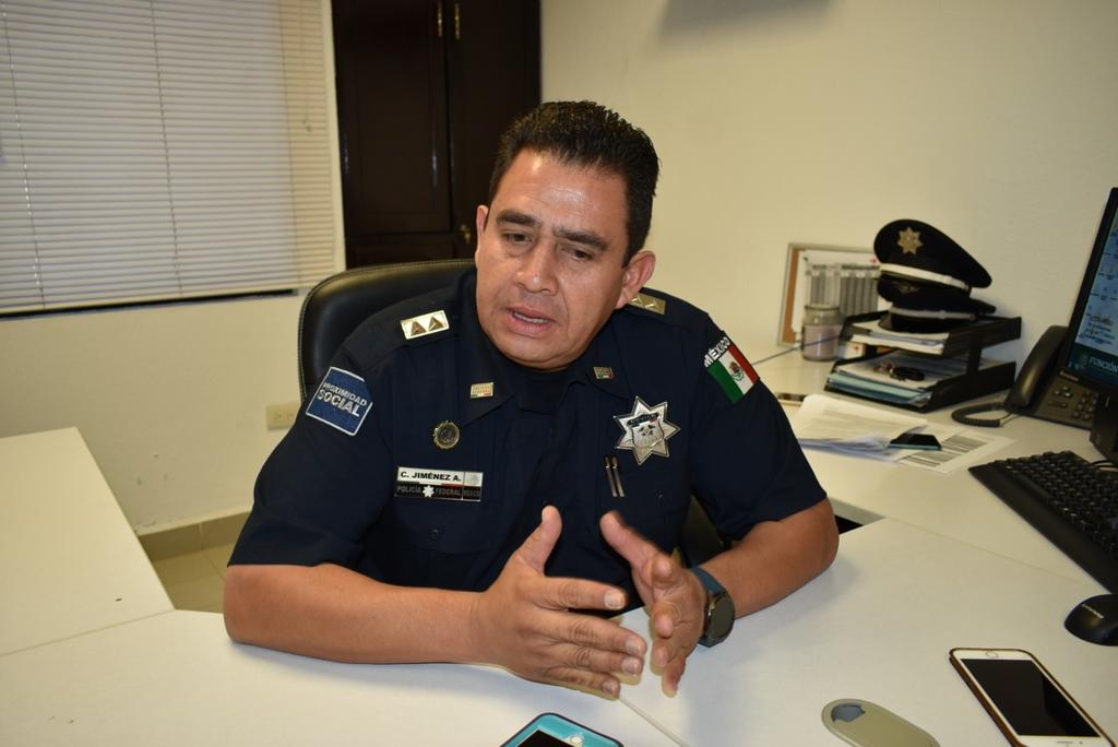 
Oficial César Jiménez, de la Policía Federal, rechazó que el destacamento de Monclova se sume a la protesta y paro nacional de sus compañeros.