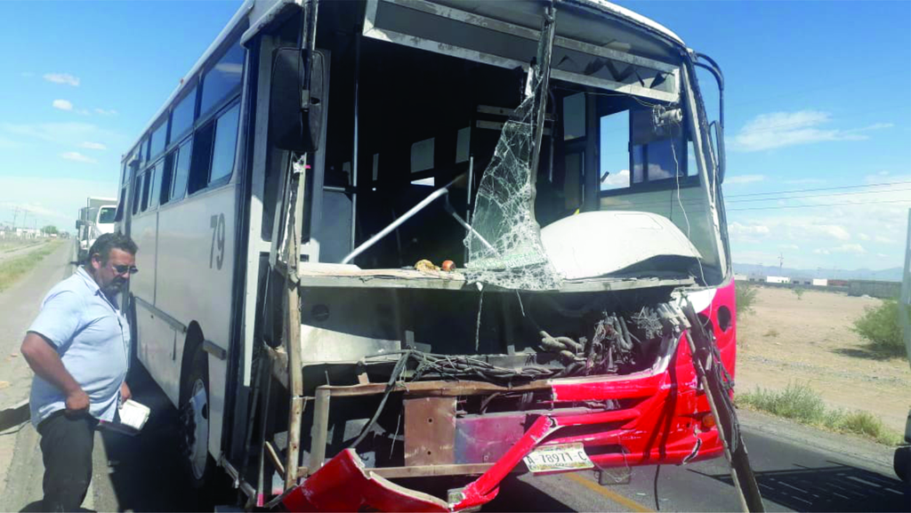 Así quedó el autobús con pasajeros que chocó contra una unidad particular en la Carretera Federal. (EL SIGLO DE TORREÓN)