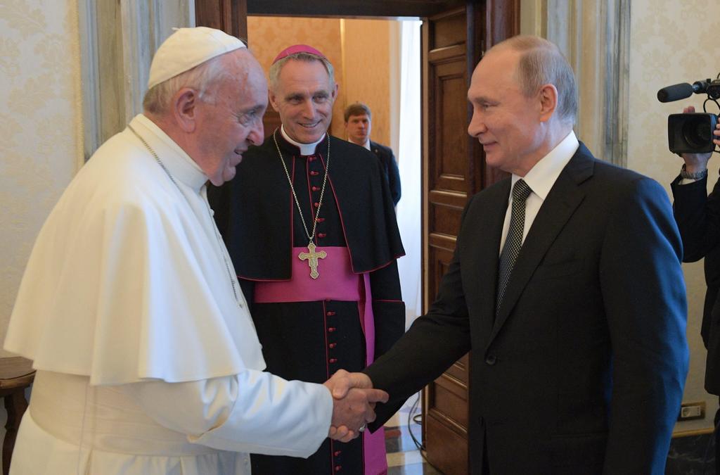 La Santa Sede informó que el encuentro se llevó a cabo esta tarde en la Sala del Tronetto del Palacio Apostólico. (EFE)