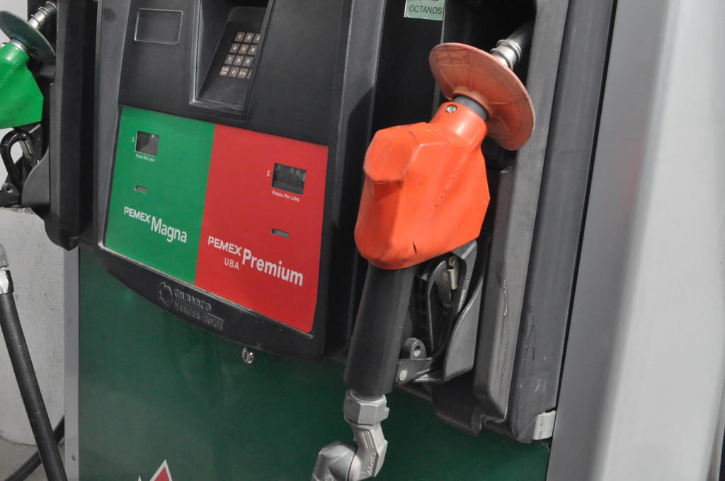 Para el periodo del seis al 12 de julio, los conductores pagarán 4.019 pesos por litro por concepto de IEPS a la gasolina ‘roja’, es decir 0.041 pesos menos. (ARCHIVO)
