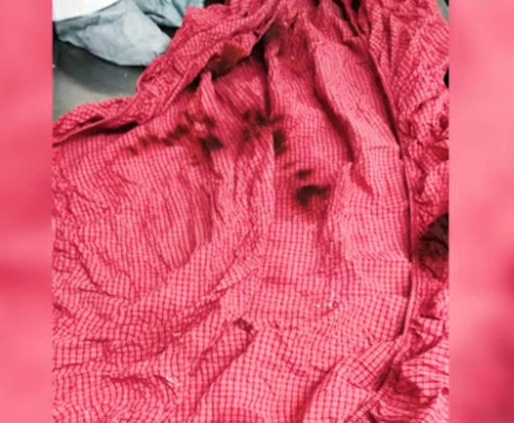 La sábana roja fue la primera con la que envolvieron el cuerpo del originario del poblado de Meoqui, Chihuahua. Las telas fueron amarradas al joven con una extensión eléctrica anaranjada que al parecer también pertenecía a la familia Hernández Guarneros. (EL UNIVERSAL)
